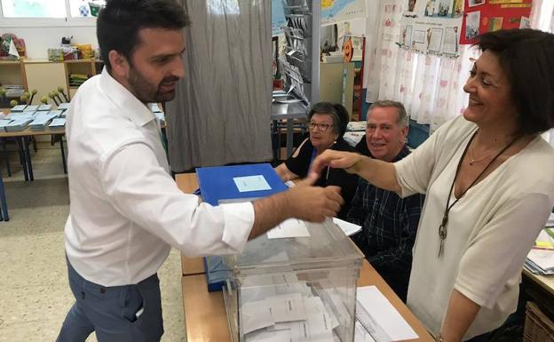 Rojas saluda a los miembros de una mesa electoral. 