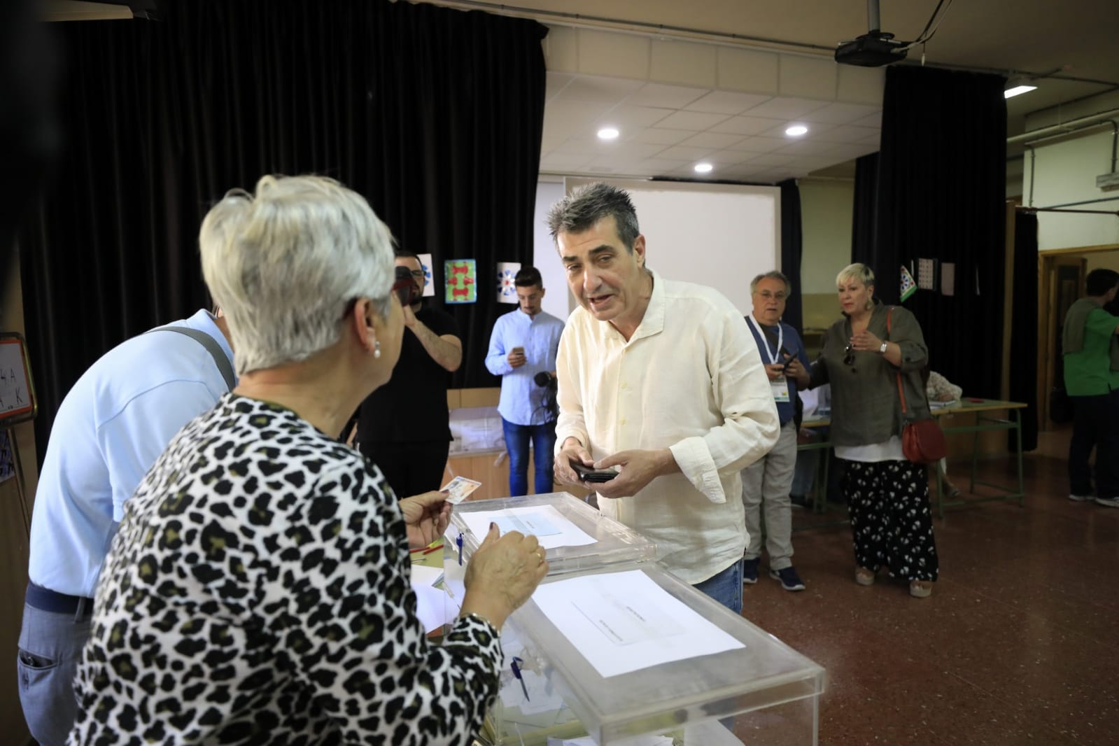 Antonio Cambril, de Podemos-IU-Adelante, vota en Granada capital