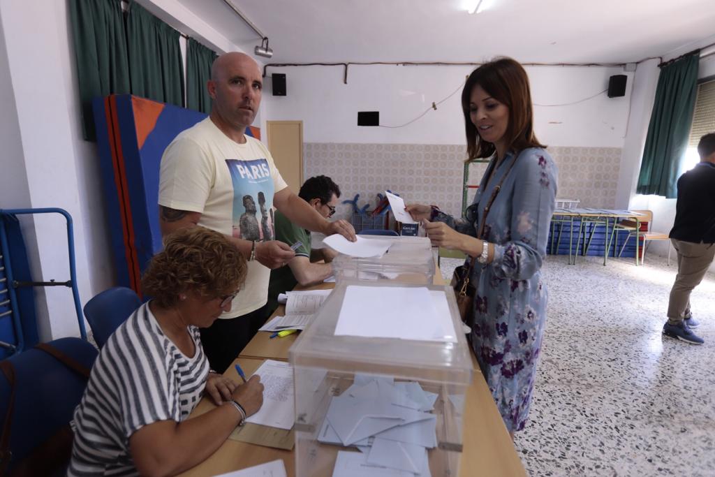 Los colegios de la costa granadina empiezan a acoger a sus primeros votantes.