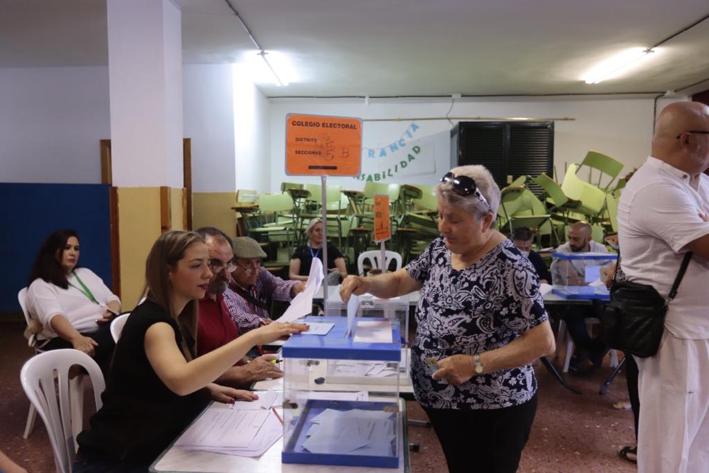 Los colegios de la costa granadina empiezan a acoger a sus primeros votantes.