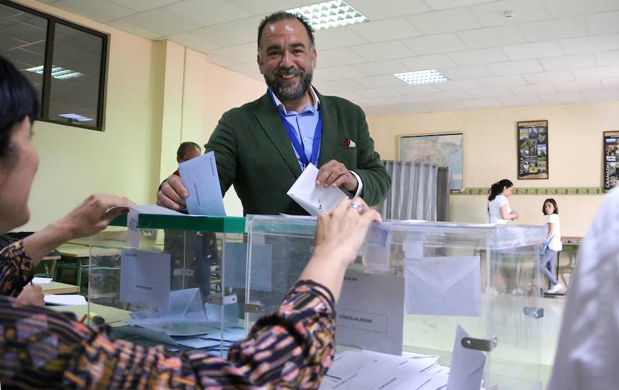 Fotos: Candidatos votando en los principales pueblos de la provincia