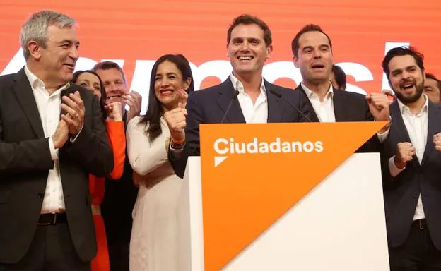 El líder de Ciudadanos, Albert Rivera (c), con el resto de su equipo durante su comparecencia en la sede del partido.