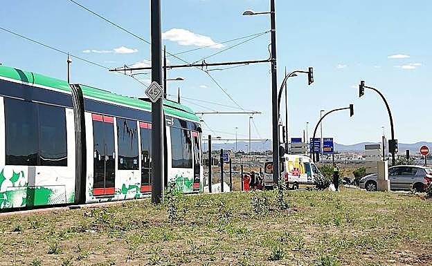 El 061 atiende al herido junto a la unidad accidentada.