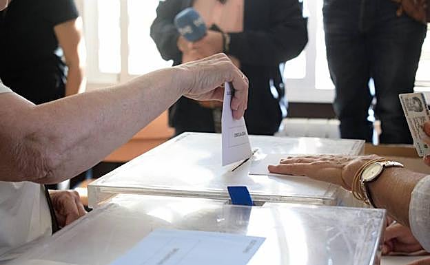 El fallo en ocho mesas de la capital y una en Motril aplaza el resultado final del escrutinio en Granada