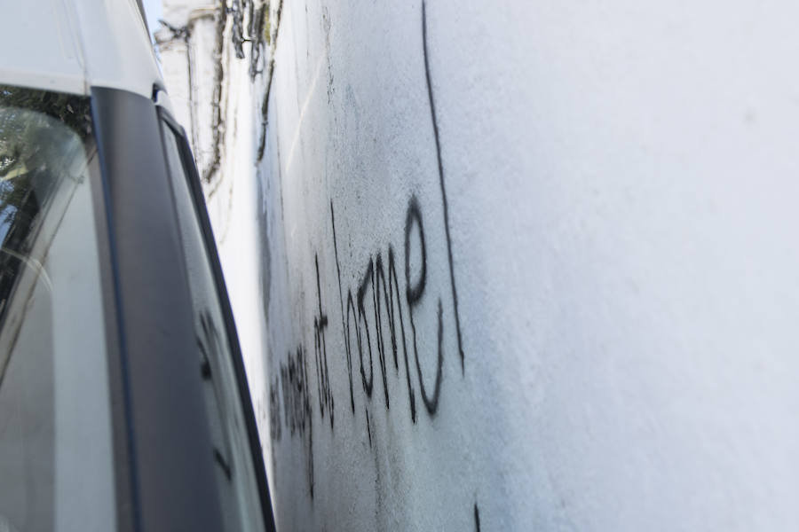 Los grafitis animan a los visitantes a marcharse de la ciudad y les acusan de desvirtuar la esencia del barrio granadino