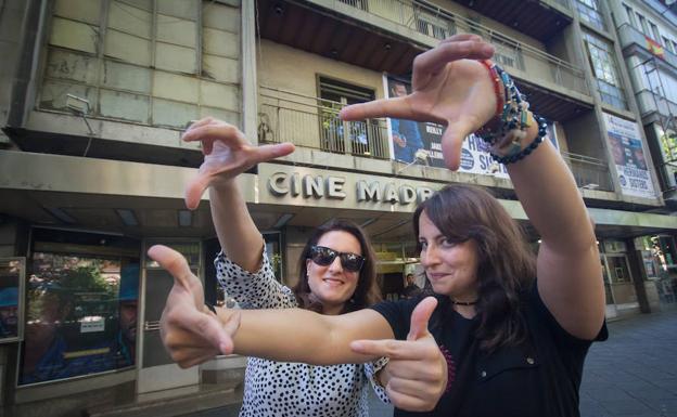 Cristina y María José Martín, frente al cine Madrigal. 