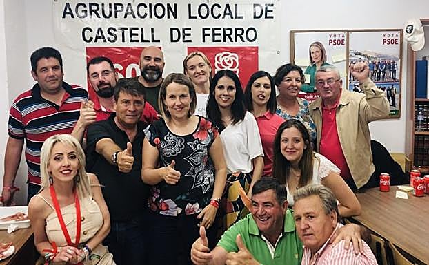 Toñi Antequera celebra con su equipo de Gualchos-Castell de Ferro que ha ganado la mayoría absoluta. 