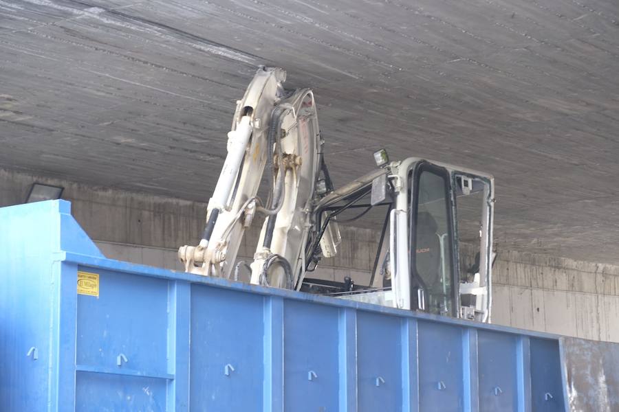 La Policía Local trabaja sobre el terreno regulando el tráfico y tratando de sacar el vehículo, atascado por la excesiva altura de la grúa que transporta