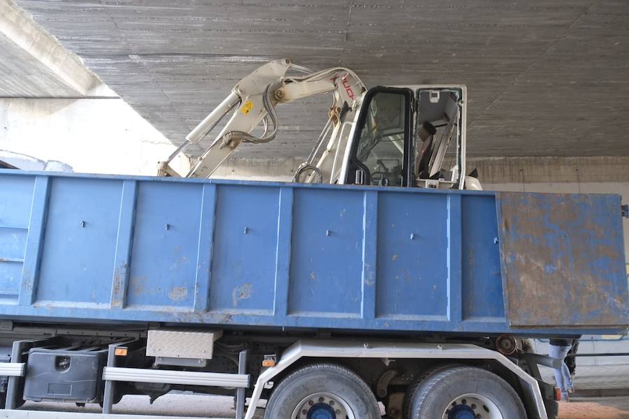 La Policía Local trabaja sobre el terreno regulando el tráfico y tratando de sacar el vehículo, atascado por la excesiva altura de la grúa que transporta