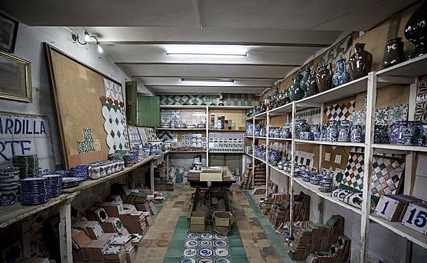 Productos a la venta en Cerámicas de Fajalauza de Cecilio Morales Moreno, en el Albaicín.