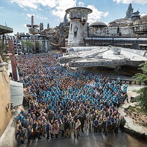Los trabajadores de Galaxy's Edge, junto al 'Halcón Milenario'.