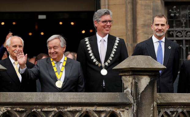 António Guterres saluda tras recibir en Aquisgrán el premio Carlomagno, en presencia de Felipe VI.