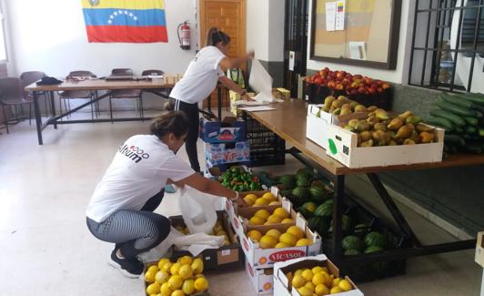 Dos voluntarias ayudan a distribuir la fruta y verdura del Banco de Alimentos.