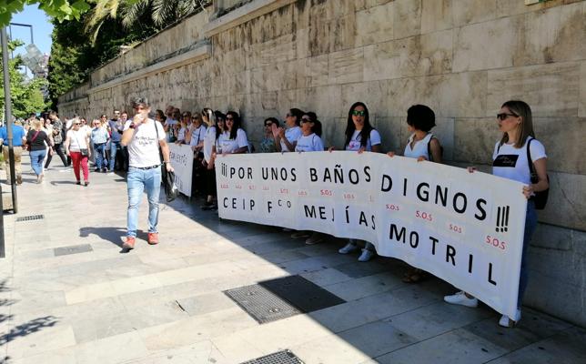 Padres del colegio Grancisco Mejías de Motril concentrados esta mañana en la puerta de la sede del Gobierno andaluz en Granada, en la Gran Vía