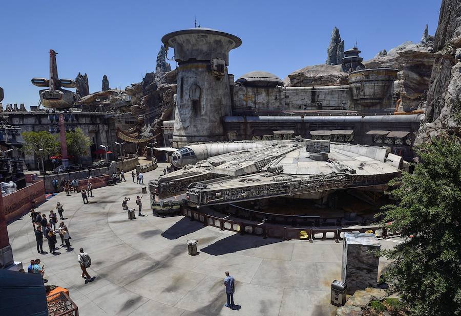 El parque temático parisino Disneyland ha estrenado estas espectaculares instalaciones dedicadas a la Guerra de las Galaxias