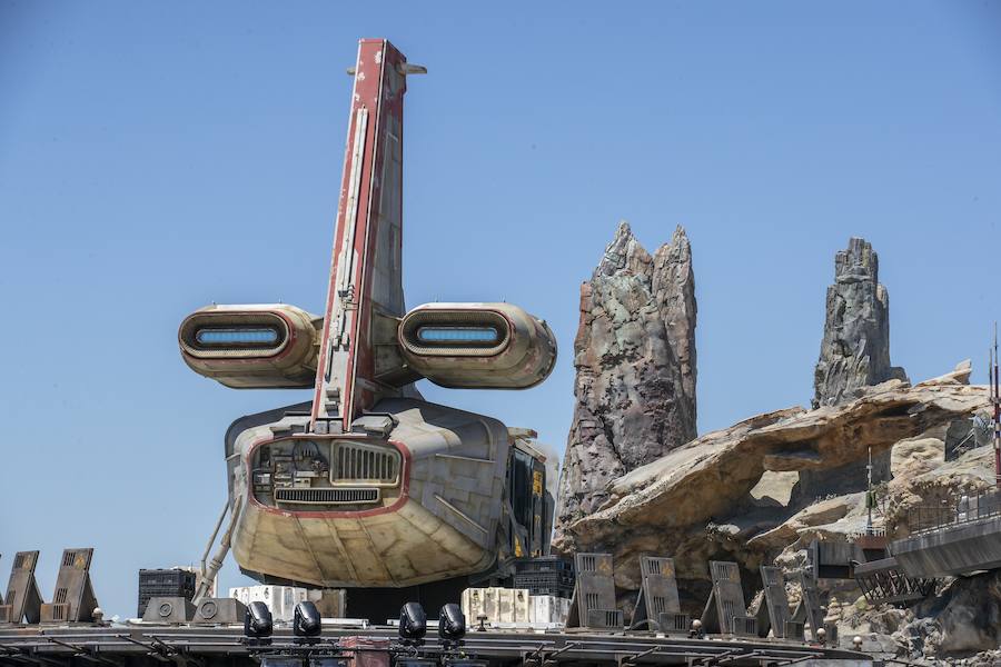 El parque temático parisino Disneyland ha estrenado estas espectaculares instalaciones dedicadas a la Guerra de las Galaxias