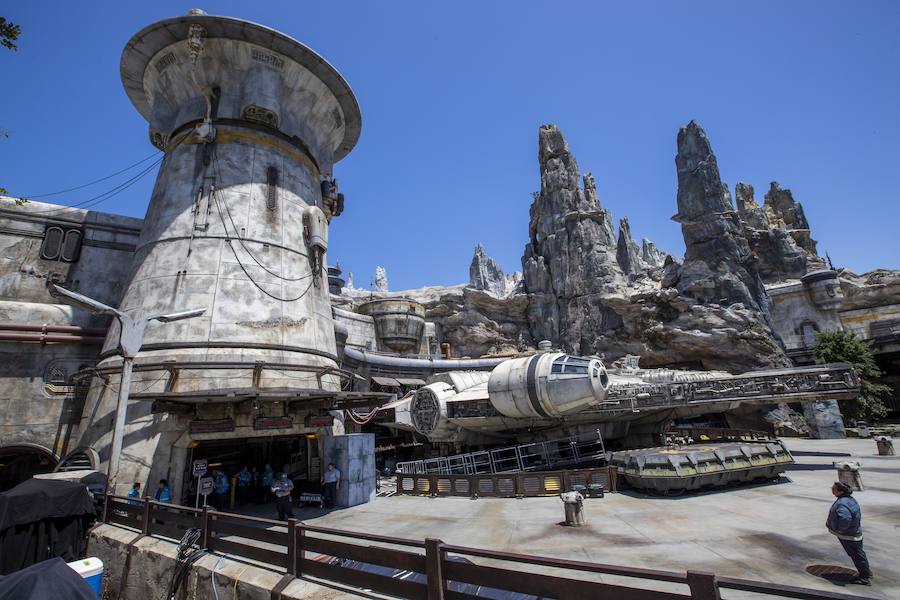 El parque temático parisino Disneyland ha estrenado estas espectaculares instalaciones dedicadas a la Guerra de las Galaxias