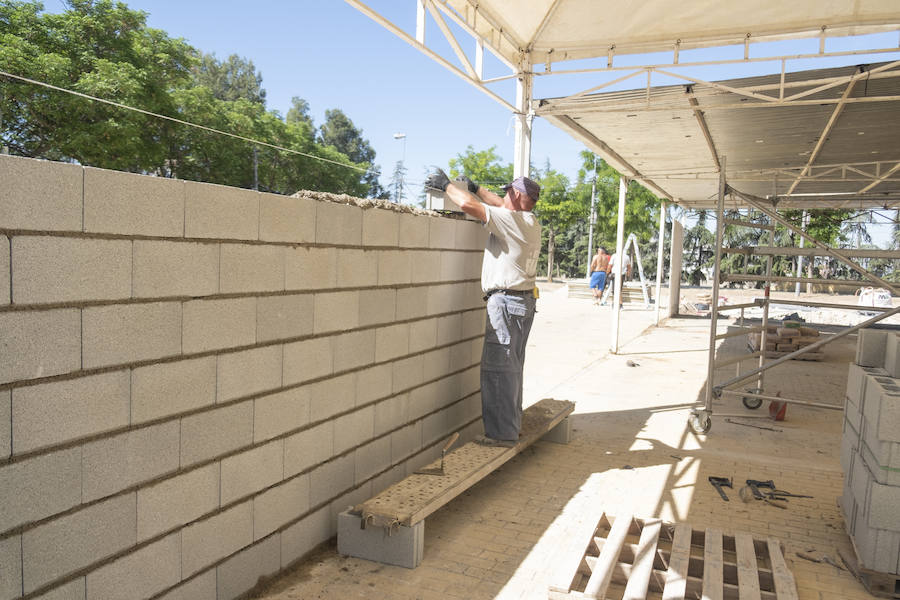 En el real los caseteros han comenzado el montaje de las 57 casetas, 14 consideradas institucionales y las 43 tradicionales