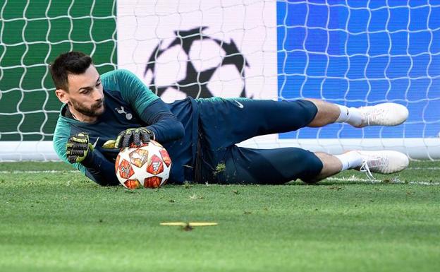 Hugo Lloris, durante el entrenamiento del Tottenham en el Metropolitano. 