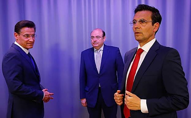 Luis Salvador (Ciudadanos), Sebastián Pérez (PP) y Francisco Cuenca (PSOE), minutos antes de comenzar el debate electoral en TG7 entre los candidatos a la alcaldía de Granada.
