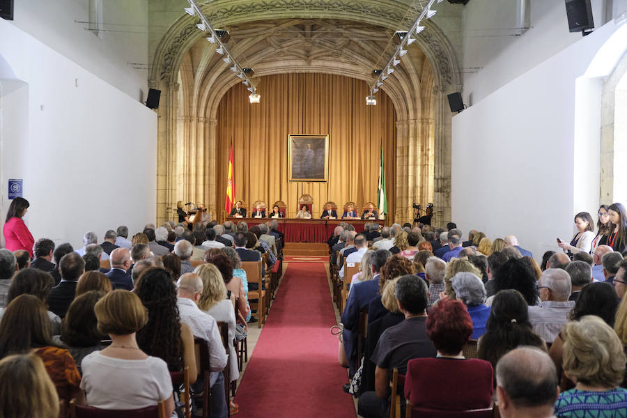 Más de 280 empleados y estudiantes de la UGR son reconocidos en un emotivo acto 