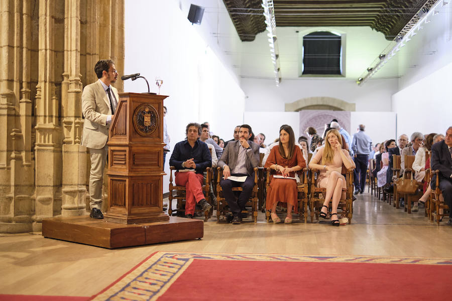 Más de 280 empleados y estudiantes de la UGR son reconocidos en un emotivo acto 