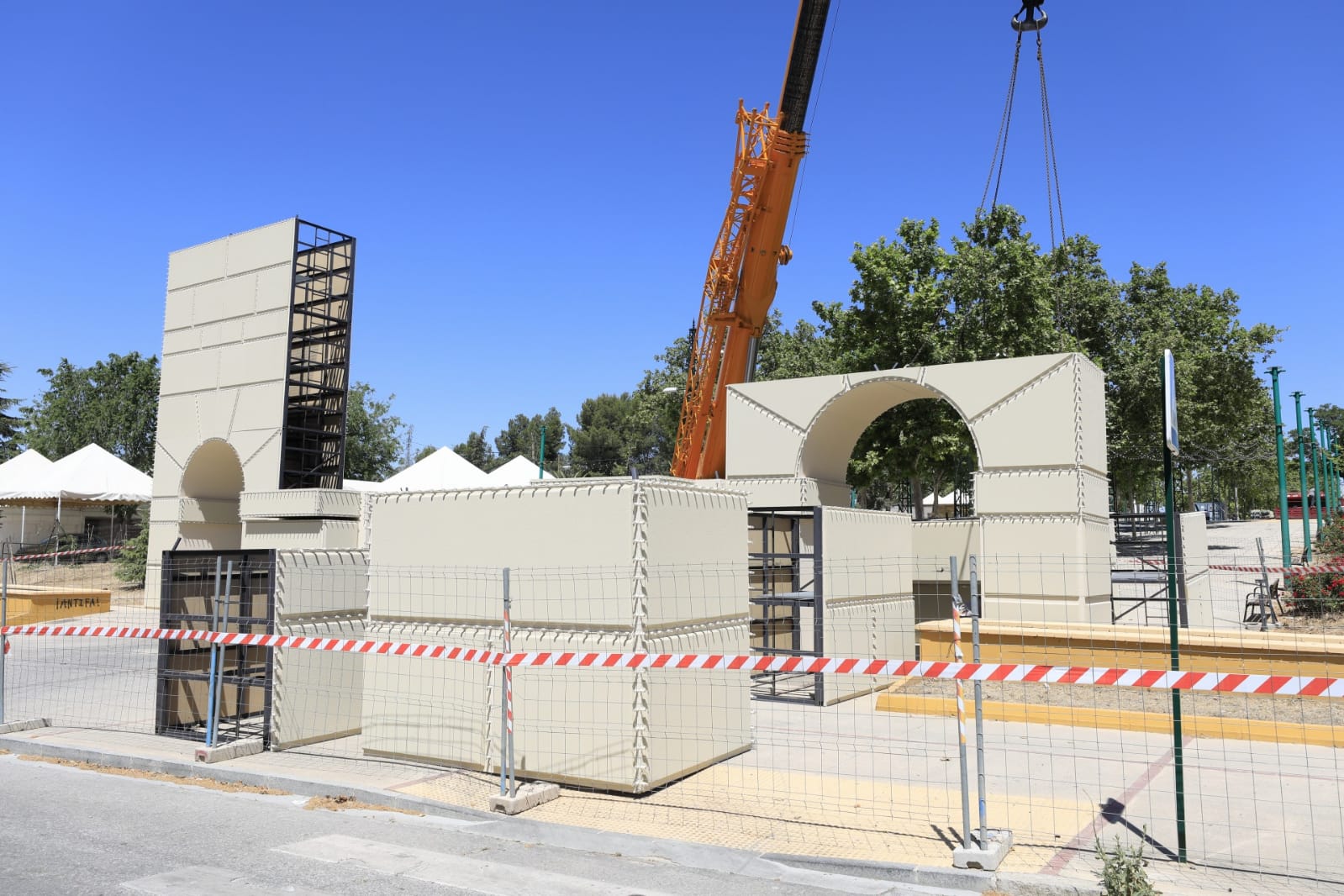 Los operarios ya montan la Puerta de las Granadas en el Recinto Ferial de Almanjáyar