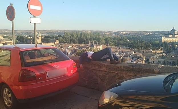 La Policía salva la vida a un joven borracho que dormía en un muro a gran altura