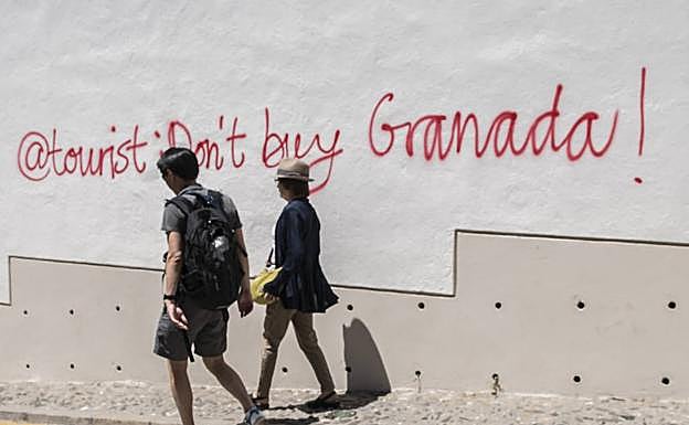 Imagen. El Albaicín aparece lleno de pintadas en contra del turismo masivo. 