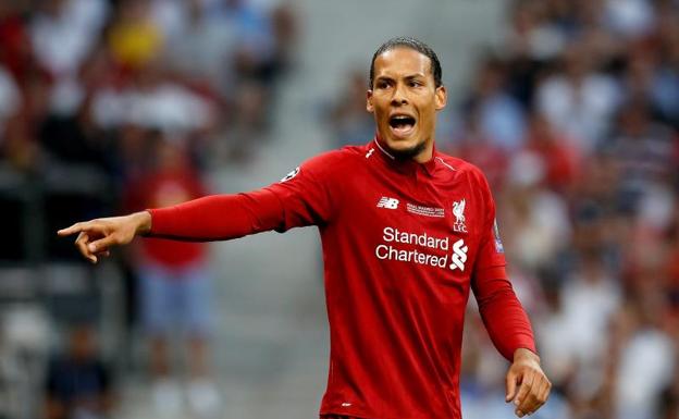 Virgil van Dijk da instrucciones a sus compañeros durante la final. 