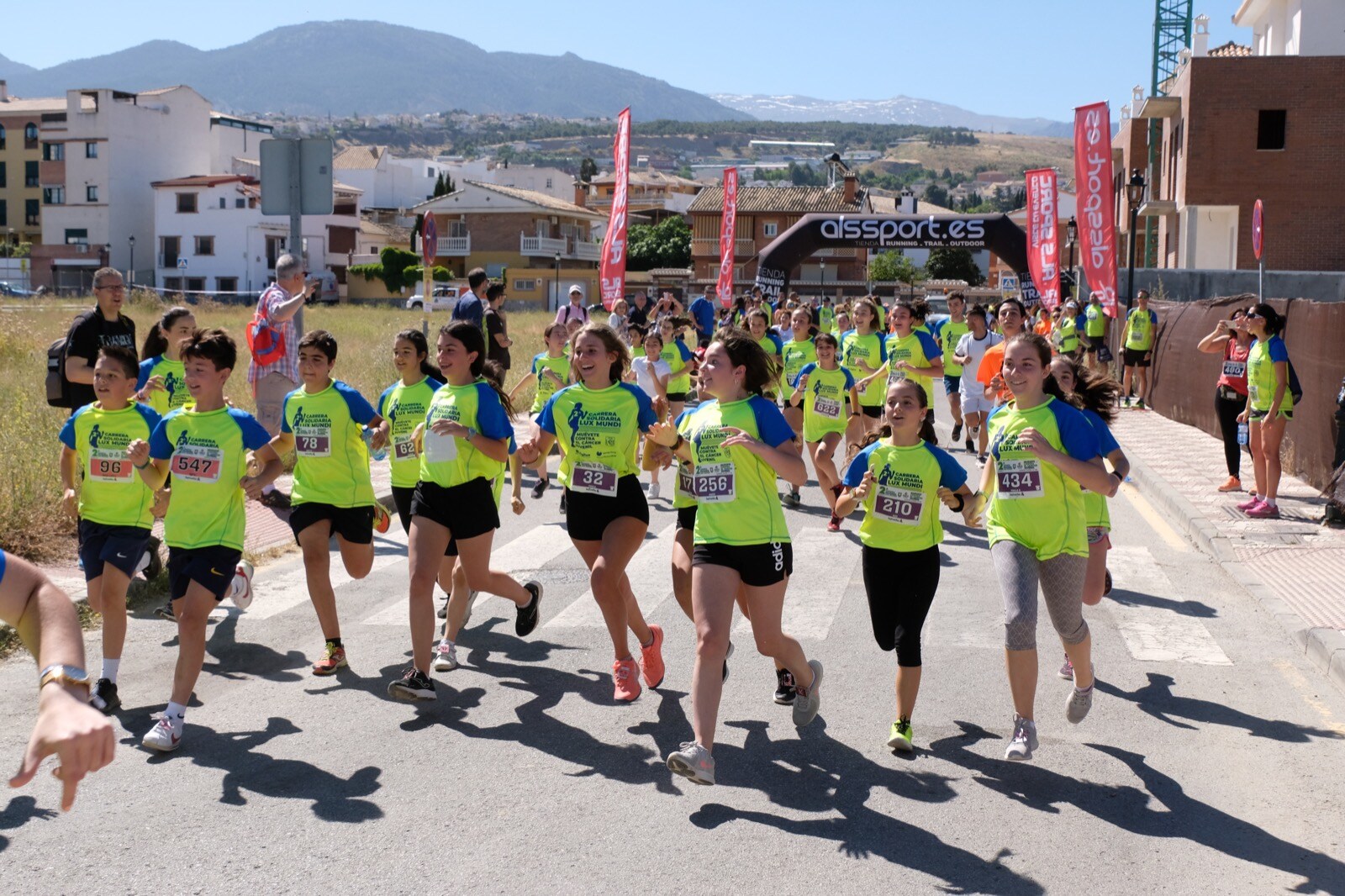 Con modalidades infantiles, una march-carrera y una prueba absoluta de 7 kilómetros, la carrera solidaria de Cájar ha celebrado su segunda edición con un gran ambiente