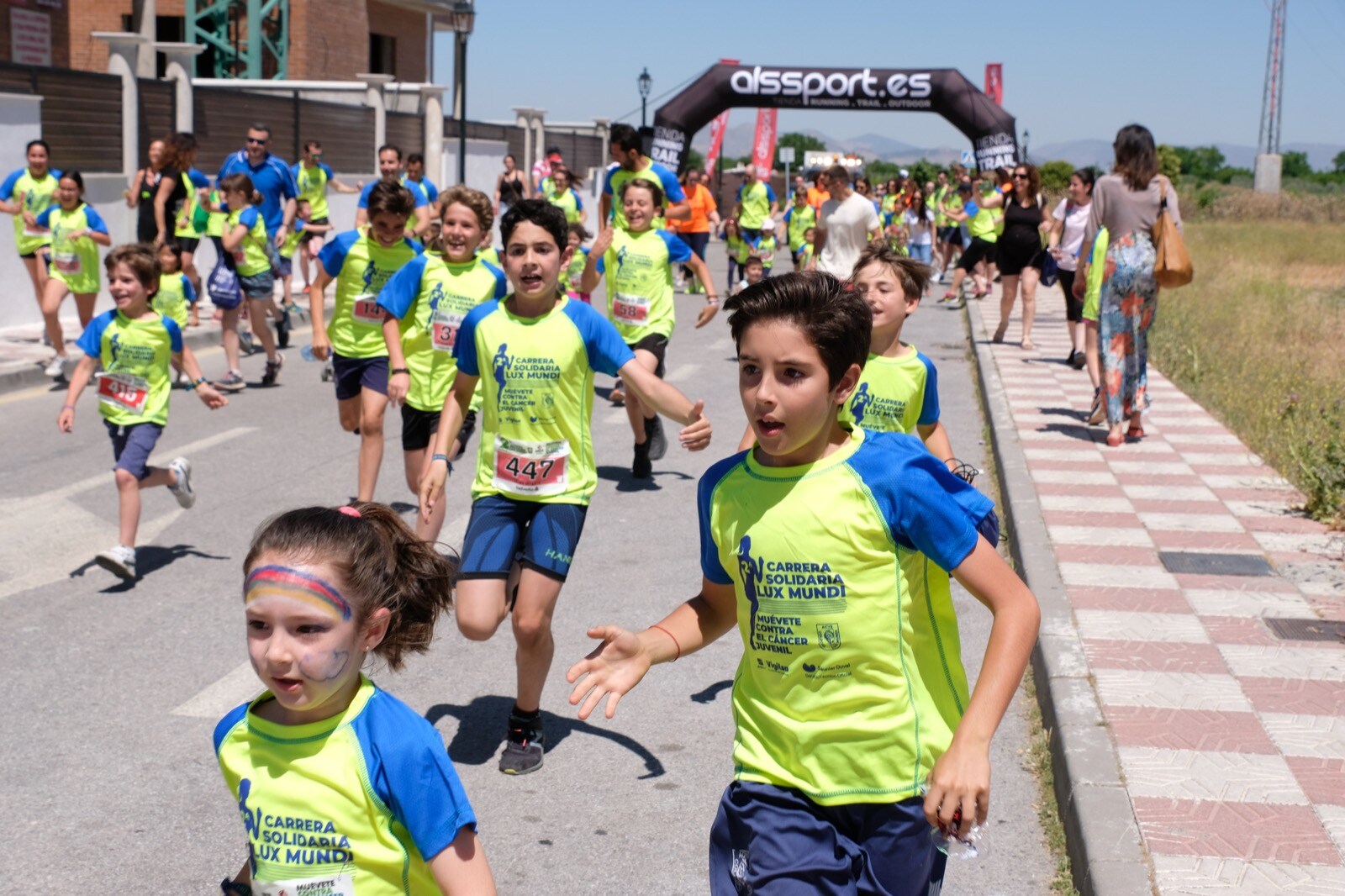 Con modalidades infantiles, una march-carrera y una prueba absoluta de 7 kilómetros, la carrera solidaria de Cájar ha celebrado su segunda edición con un gran ambiente