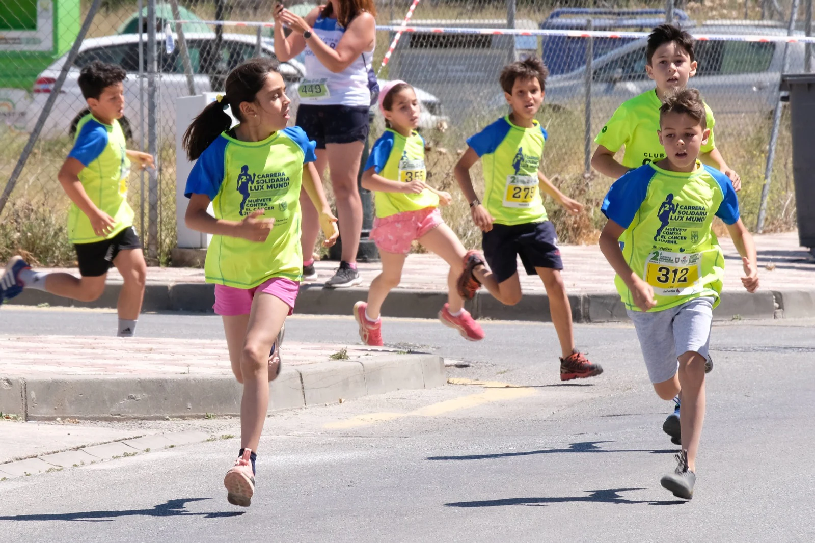 Con modalidades infantiles, una march-carrera y una prueba absoluta de 7 kilómetros, la carrera solidaria de Cájar ha celebrado su segunda edición con un gran ambiente