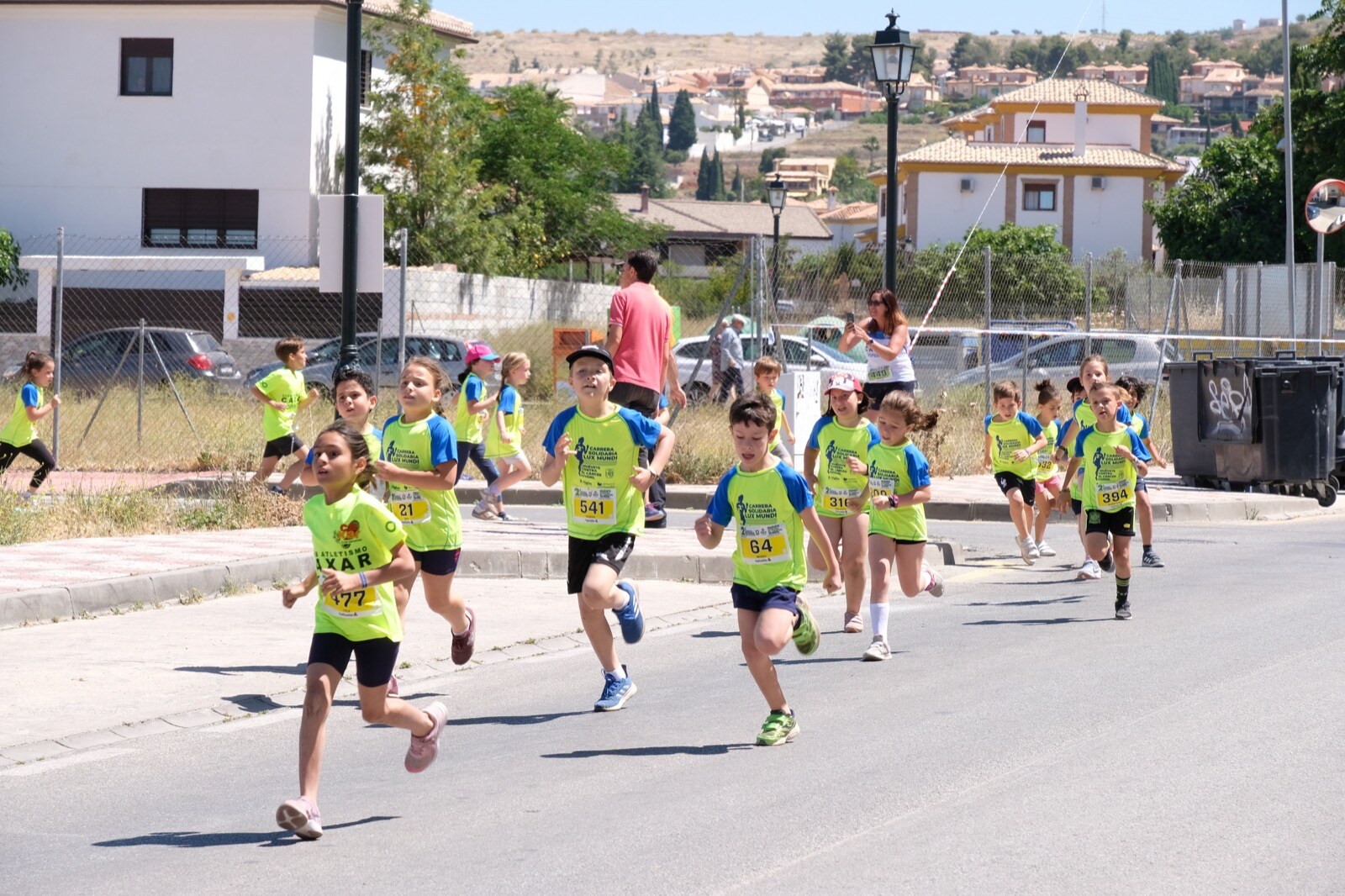 Con modalidades infantiles, una march-carrera y una prueba absoluta de 7 kilómetros, la carrera solidaria de Cájar ha celebrado su segunda edición con un gran ambiente