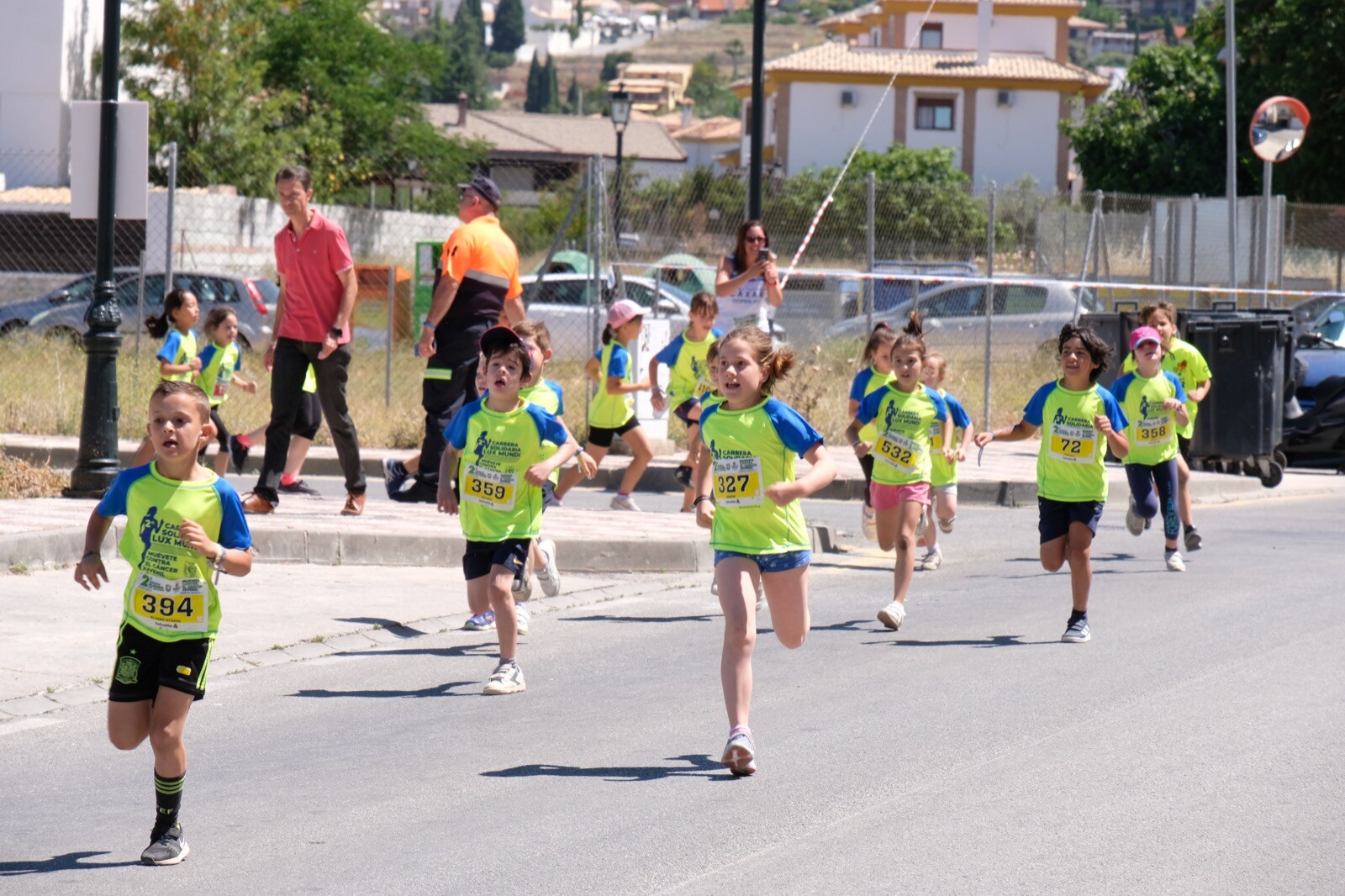 Con modalidades infantiles, una march-carrera y una prueba absoluta de 7 kilómetros, la carrera solidaria de Cájar ha celebrado su segunda edición con un gran ambiente