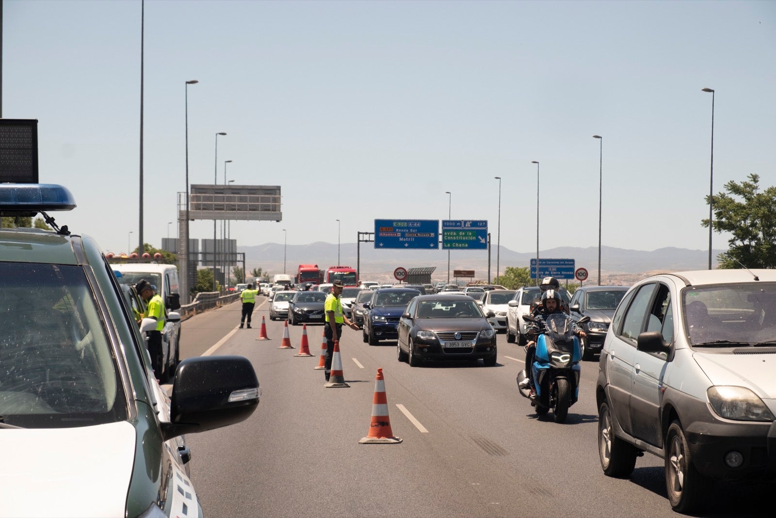 Como consecuencia del impacto, sin heridos, se han generado serias retenciones de tráfico
