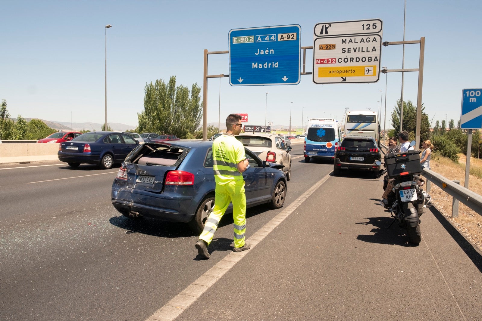 Como consecuencia del impacto, sin heridos, se han generado serias retenciones de tráfico