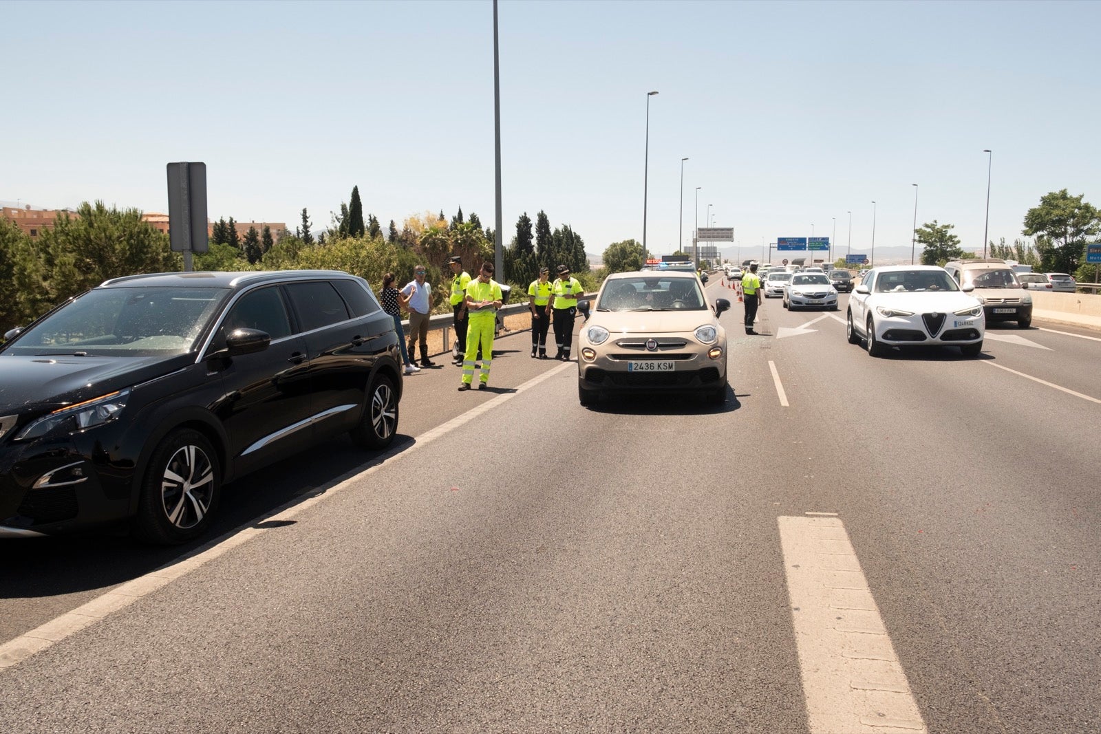 Como consecuencia del impacto, sin heridos, se han generado serias retenciones de tráfico