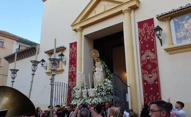 El primer vía lucis de la juventud cofrade se celebró presidido por la Virgen de la Luz en Granada