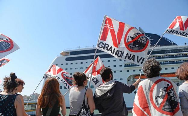 Protestas en contra de los cruceros en Venecia, tras el accidente ocurrido este domingo. 