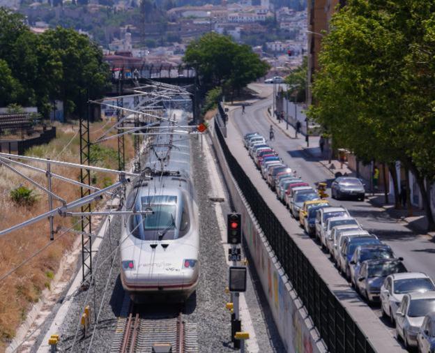 El AVE, en pruebas a su salida de la estación, pasa entre los barrios de La Chana y Rosaleda.