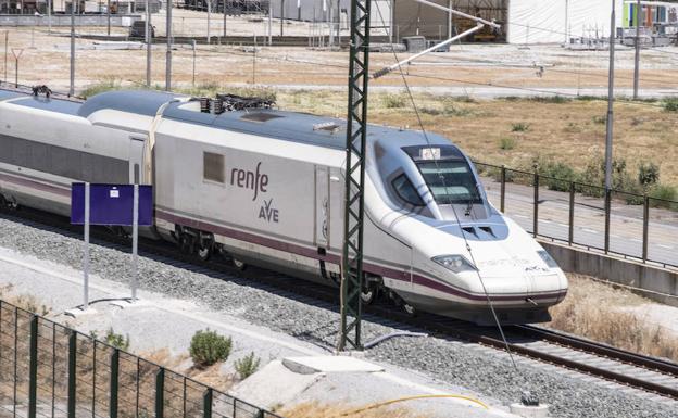 Galería. Imágenes del AVE llegando en pruebas a Granada. 