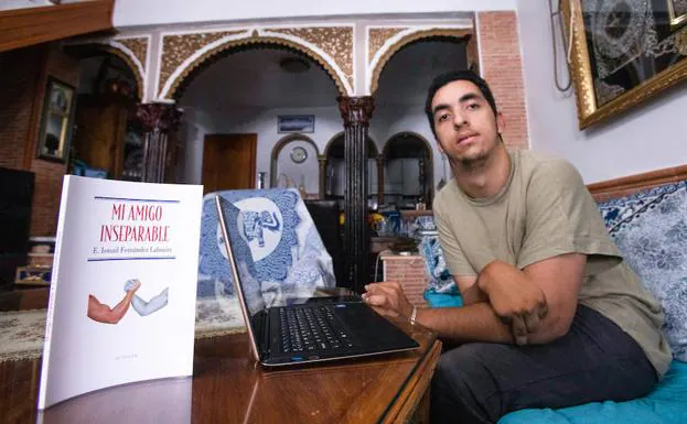 Ismail Fernández, en el salón de su casa en Salobreña, donde ha escrito 'Mi amigo inseparable'.