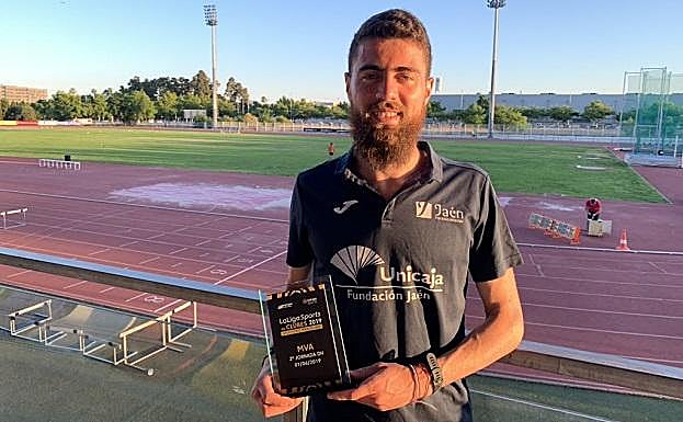 Pablo Sánchez posa con el MVA en Castellón tras ganar en 1.500 y ser tercero en el 3.000. 