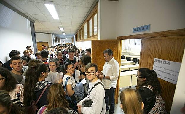 Estudiantes antes de entrar al aula para comenzar los exámenes de Selectividad el año pasado en Granada.