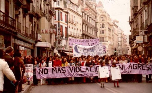 Imagen principal - Lola Callejón en los 80 y 90. Las dos primeras imágenes en manifestaciones feministas.