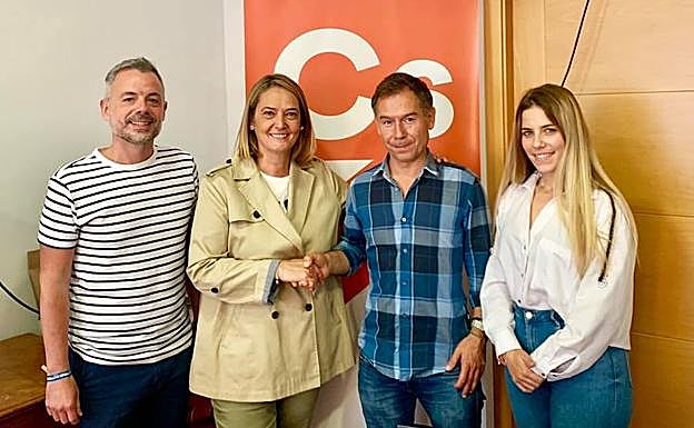 Luisa García Chamorro y José Lemos, escoltados por sus números dos, escenifican el preacuerdo entre PP y Ciudadanos. 