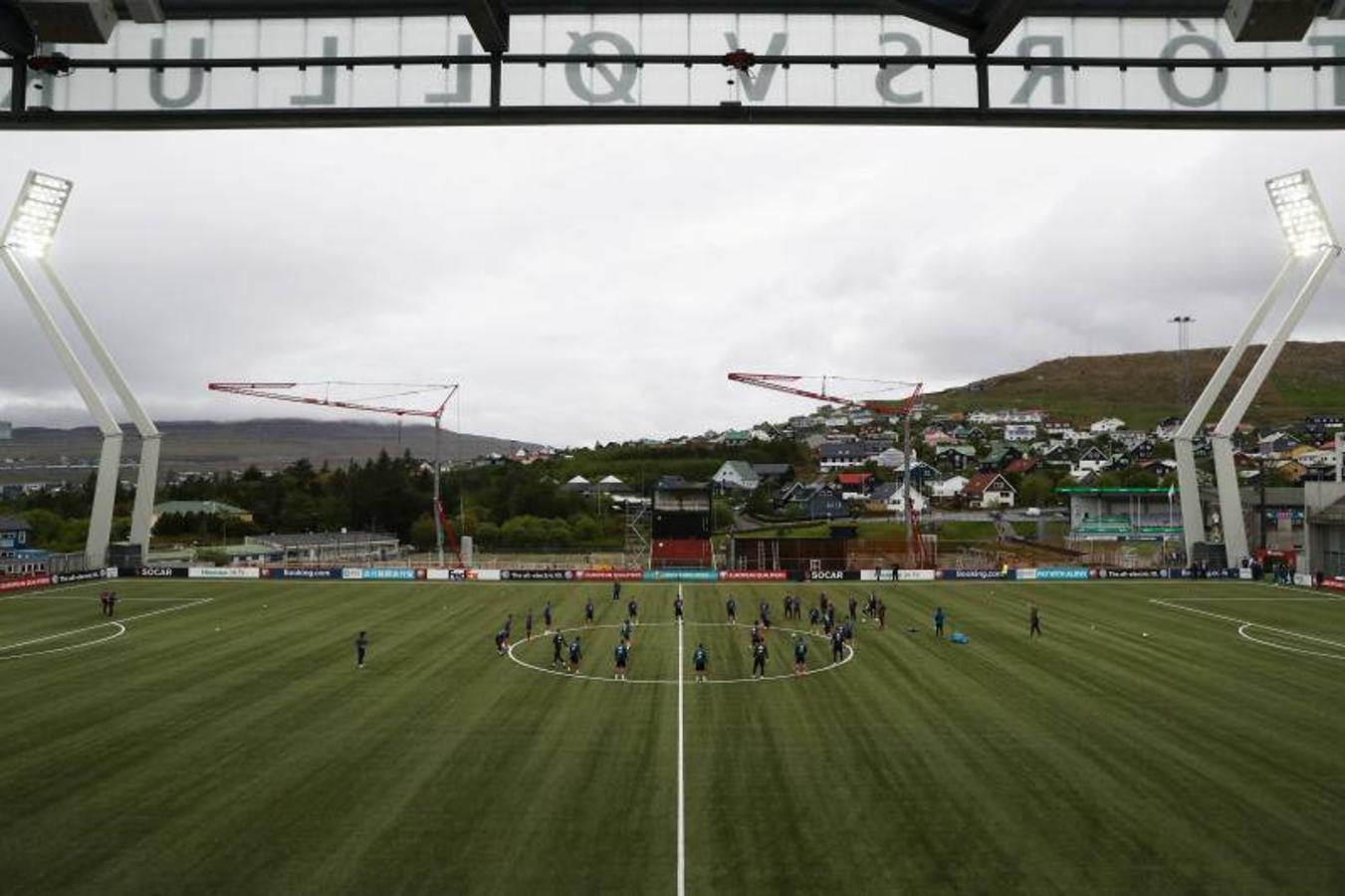 La selección española tratará de seguir encarrilando su clasificación para la Eurocopa 2020 en este modesto estadio sin una grada de la capital del archipiélago autónomo que forma parte del Reino de Dinamarca