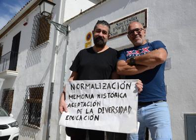 Imagen secundaria 1 - En la primera foto Juan Pedro con una foto en el club en el que trabajó Verlín en una fiesta de disfraces. En la siguiente imagen Juan Pedro con Alberto en la puerta de la sacristía de San Ildefonso donde se reunía el FLHA. En la última algunos folletos de fiestas de los clubs de ambiente de finales de los 80.