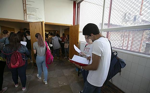 Estudiantes repasan sus apuntes antes de entrar a un examen de selectividad el año pasado.